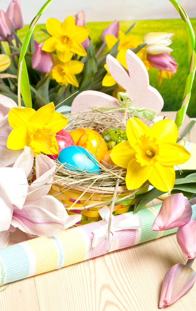 Ahşap Paskalya tavşanı, renkli yumurta ve parlak çiçekler. Paskalya kavramı - Fotoğraf, Görsel