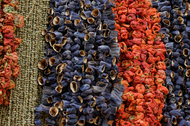 Сушеный перец и баклажаны и красочные специи на рынке специй - Фото, изображение