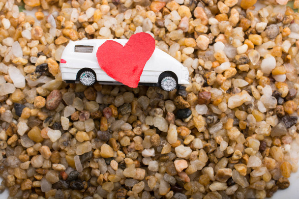 Concept d'amour avec voiture modèle et papiers en forme de coeur
 - Photo, image