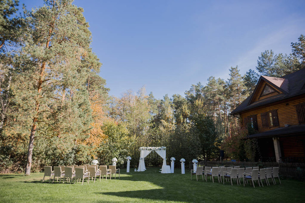 arch for the wedding ceremony in fall in the park - Foto, imagen