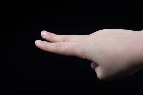 Bir çocuğun iki parmağı kısmen siyah arkaplanda görülüyor - Fotoğraf, Görsel