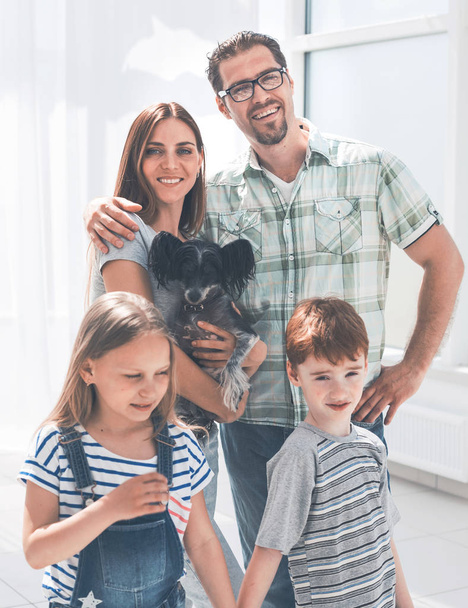 happy family on the background of a bright living room - Foto, afbeelding