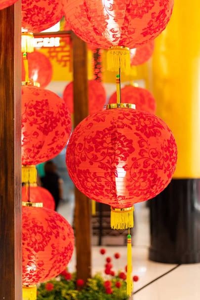 Decorações de Ano Novo Chinês com lanternas e angpao
 - Foto, Imagem