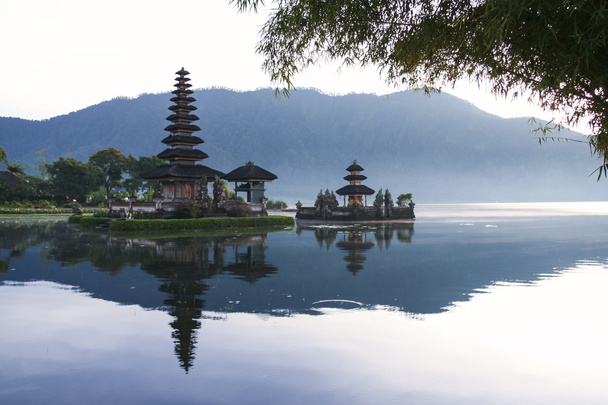 Järvi brataan temppeli Dawn Bali
 - Valokuva, kuva