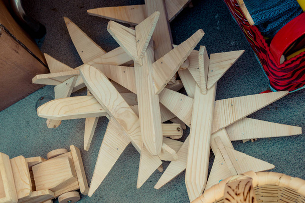 Conjunto de aviones de juguete de madera en la vista - Foto, imagen