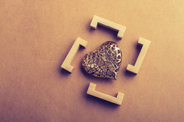 Zlatá barva srdce ve tvaru dekorativní objekt v závorkách v pohledu - Fotografie, Obrázek