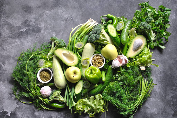 Φρέσκα λαχανικά και φρούτα. Υγιεινά τρόφιμα φόντο. Έννοια της υγιεινής διατροφής, σε γκρίζο φόντο ξύλινη. Το Top view. Χώρο αντίγραφο - Φωτογραφία, εικόνα