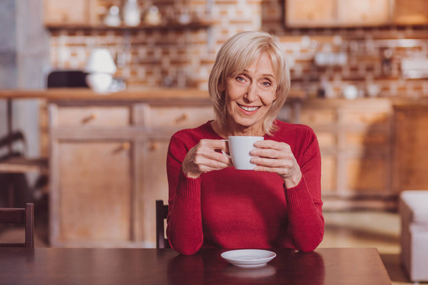 Alert woman having coffee and relaxing - Foto, Bild