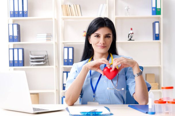 Ženská doktorka kardioložka pracující na klinice - Fotografie, Obrázek
