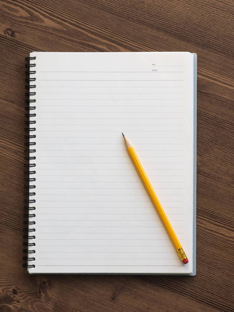 Белая тетрадь и карандаш
 - Фото, изображение