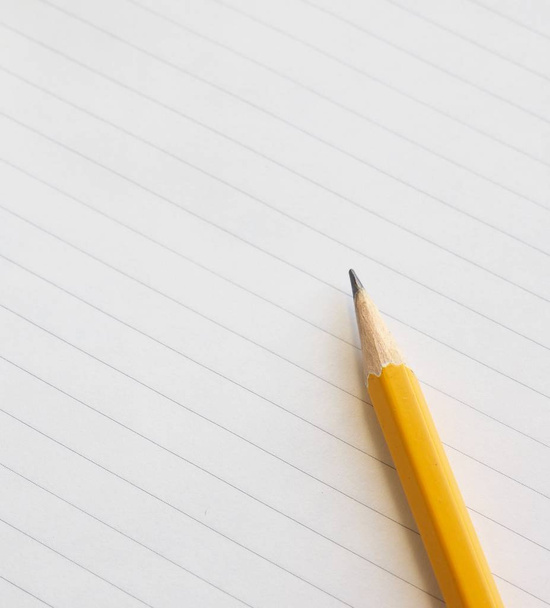 Білий блокнот і олівець
 - Фото, зображення