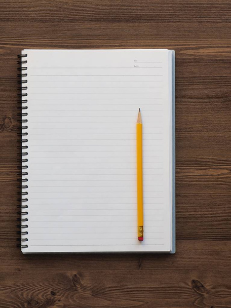 Белая тетрадь и карандаш
 - Фото, изображение