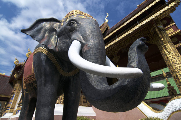 Κοντινό πλάνο εικόνα από το μαύρο άγαλμα ελέφαντα στο το Wat Saen Muang Ma Luang σε Τσιάνγκ Μάι, Ταϊλάνδη - Φωτογραφία, εικόνα