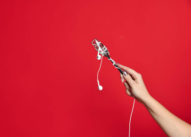 Headphones wrapped around a fork - Foto, Bild