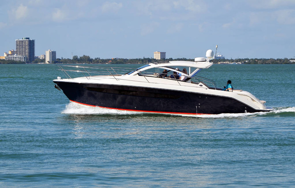 High-End чорно-білих моторному човні крейсерських Флорида Intra-Coastal водний шлях від Майамі-Біч . - Фото, зображення