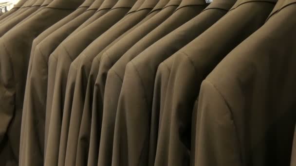 Numero di abiti da uomo dello stesso colore appesi a un appendiabiti in un negozio di abbigliamento in un centro commerciale
 - Filmati, video