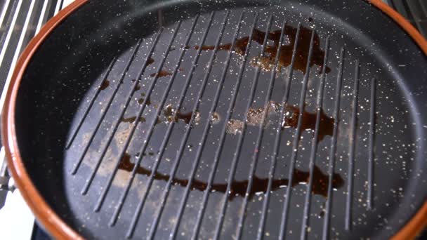 Sojasaus wordt gegoten in een koekepan. Slow motion - Video