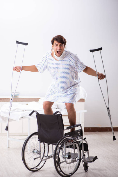 Молодой красивый мужчина в инвалидной коляске в больнице
  - Фото, изображение