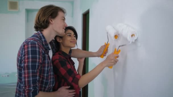 Heureux nouveaux propriétaires en amour embrasser mur de peinture
 - Séquence, vidéo