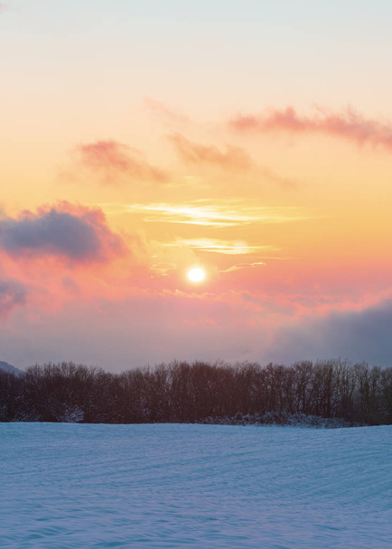 Úžasné, krásné zářivé zimní západ slunce v horách - Fotografie, Obrázek