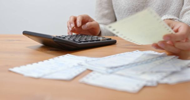 Frau zählt Geld im Büro - Foto, Bild