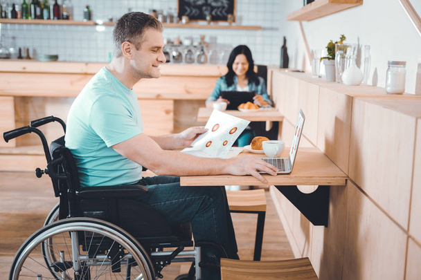 Disabled handsome man working remotely - Foto, immagini