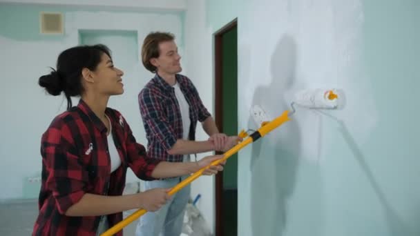 Fröhliches Paar renoviert Haus mit frischer Farbe - Filmmaterial, Video