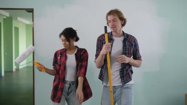 Любимая пара веселится во время ремонта дома
 - Кадры, видео