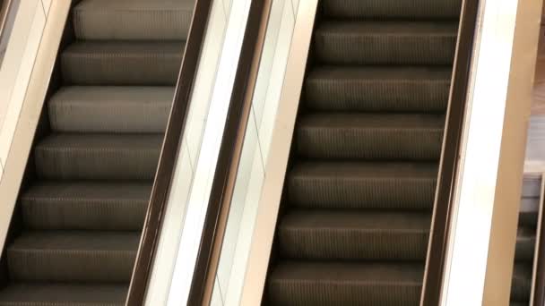 Dos escaleras mecánicas en el centro comercial que se mueven una encima de la otra por la vista de cerca
. - Metraje, vídeo