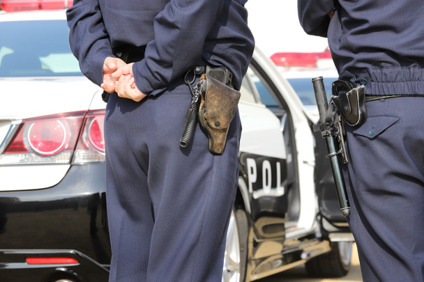 Задній вид на японський офіцер поліції з патрульний автомобіль  - Фото, зображення
