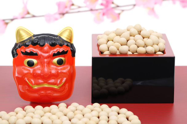 Evento tradicional japonês, soja e máscara de demônio são usados em um evento anual / Setsubun
. - Foto, Imagem