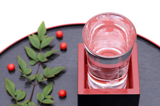 scatola di legno giapponese masu con sake isolato su sfondo bianco
 - Foto, immagini