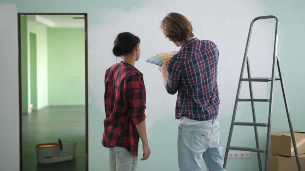 Voorbereiding en kleuren kiezen voor nieuwe huis muren - Video