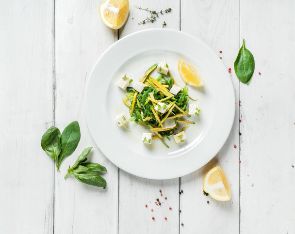 spring salad with spinach, close up - Foto, Imagem