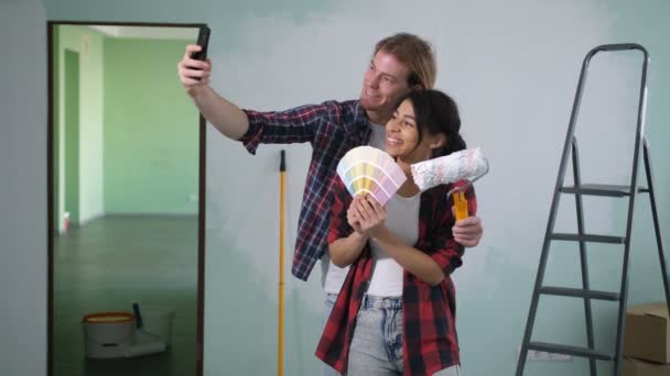 Selfie van de gelukkige paar nemen terwijl het doen van de renovatie - Video