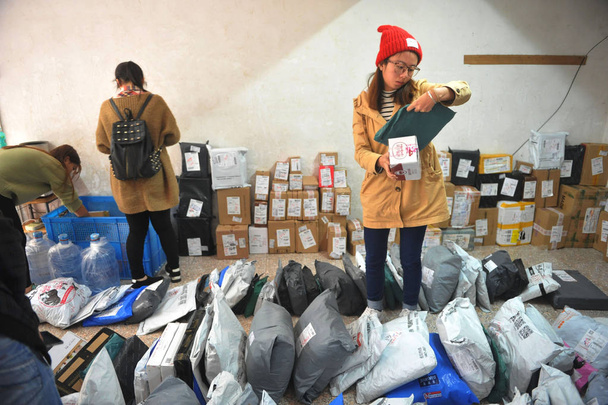 Китайські студенти пошук в масі посилок, більшість з яких з синглів день Інтернет-магазини, в університеті Китаю в місті Ханчжоу, провінція Шаньдун Східного Китаю, 13 листопада 2016 - Фото, зображення