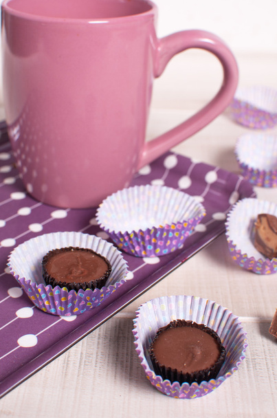 Copa rosa y pastelitos de chocolate
 - Foto, imagen