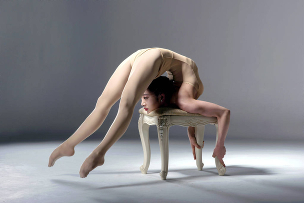 A contorcionista chinesa Liu Teng mostra a flexibilidade de seu corpo durante a sessão de filmagem para promover o jiujitsu chinês em Pequim, China, 20 de novembro de 2016
 - Foto, Imagem