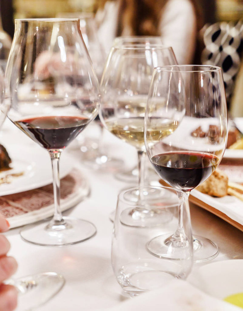 Muchas copas de vino diferentes en una fila en una mesa. Cata concepto de vino
 - Foto, imagen