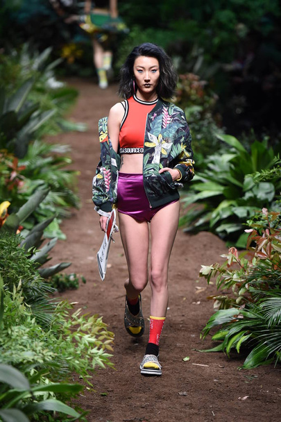 Un modelo muestra una nueva creación en el desfile de moda de Fiona Chen durante la Semana de la Moda China Primavera / Verano 2017 en Beijing, China, 31 de octubre de 2016
. - Foto, imagen