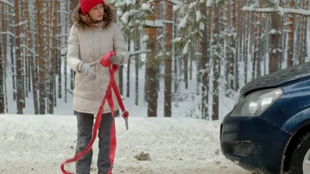 женщина с соломенной машиной на дороге зимой
 - Кадры, видео
