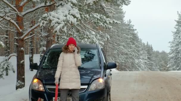 nő a szalma autó az úton, télen - Felvétel, videó