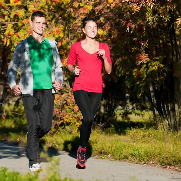 Young man and woman running - 写真・画像