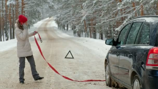 жінка з солом'яним автомобілем на дорозі взимку
 - Кадри, відео