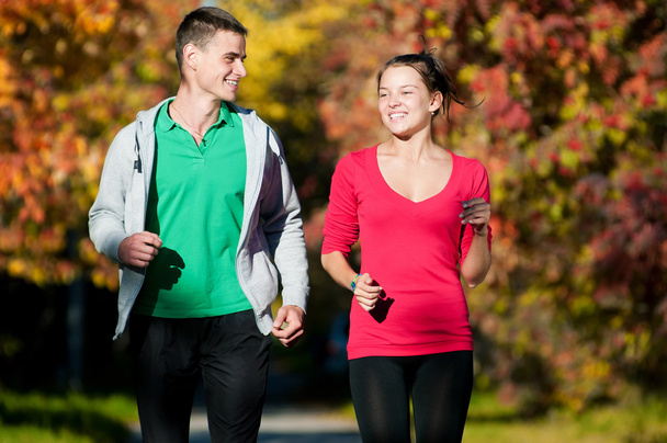 mladý muž a žena běží - Fotografie, Obrázek