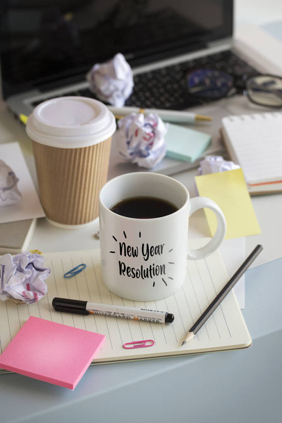 Mesa de oficina taza de café con texto "Resolución de Año Nuevo
". - Foto, Imagen
