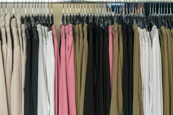 Diferentes texturas de roupas de pano fino em uma loja de alfaiates. Tecido colorido. Design de roupas para mulheres e homens. Lona, algodão, seda
 - Foto, Imagem