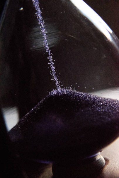 Fermeture en sablier ou sablier avec sable violet
 - Photo, image