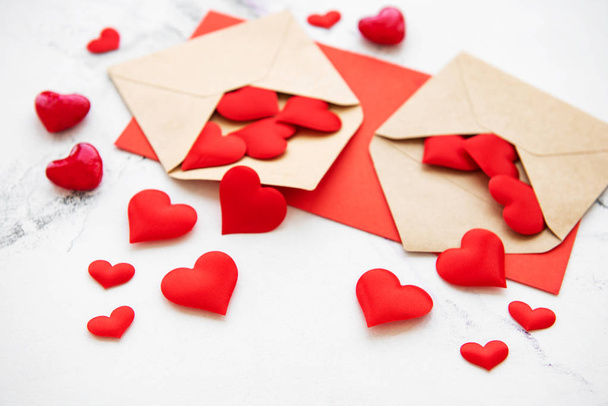 Valentinstag romantischen Hintergrund - Umschläge mit dekorativen Herzen auf einem Marmor-Hintergrund - Foto, Bild