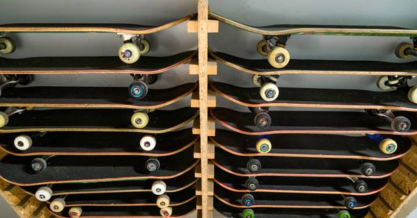 Skateboards op de plank van bovenaf - Foto, afbeelding